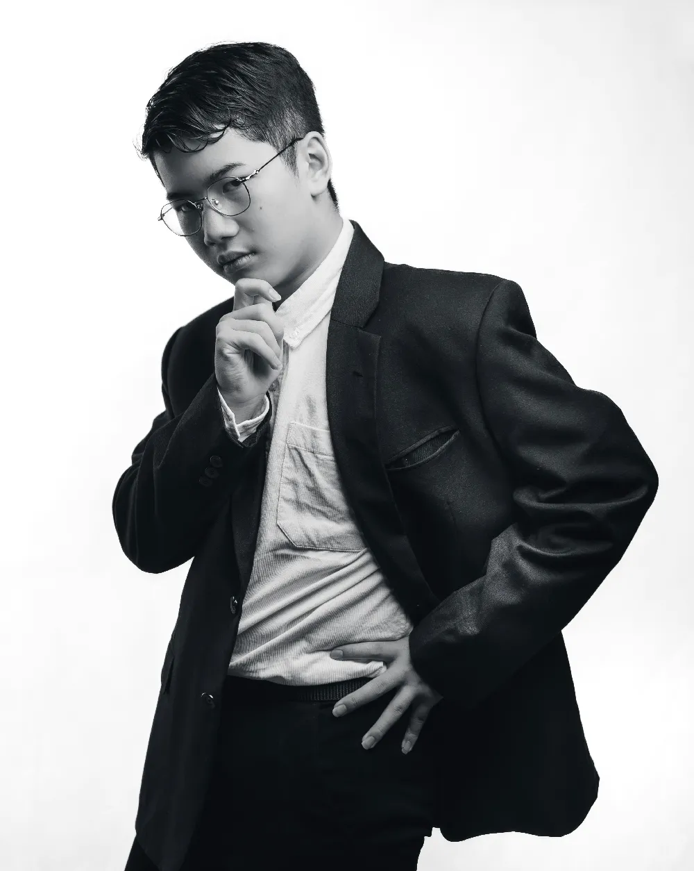高清摄影  穿西装戴眼镜的年轻人在思考
