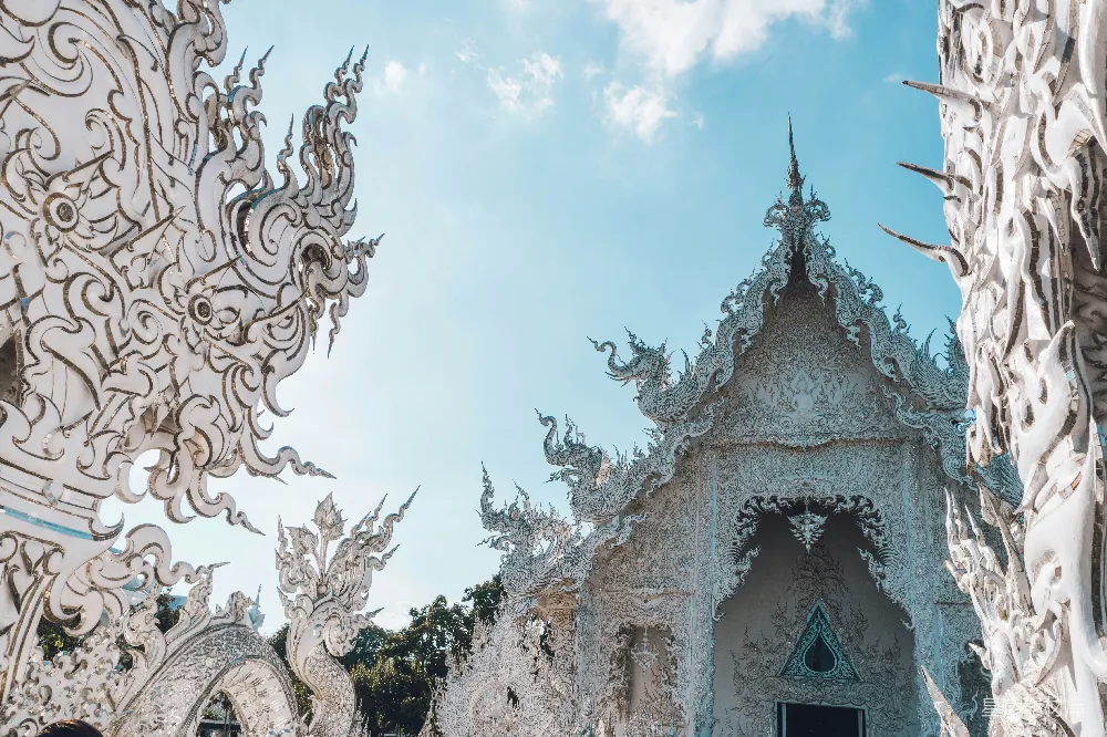 高清摄影  一座白墙建筑，上面有精美的图案设计。