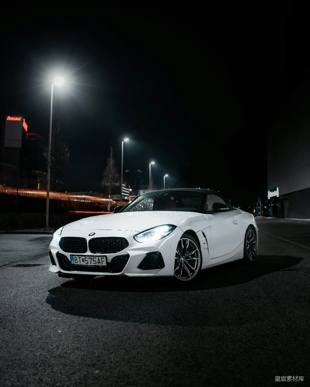 高清摄影  夜晚路上行驶的白色宝马M3跑车