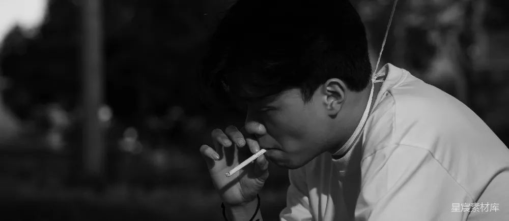 高清摄影  一个男人在黑白照片中吸烟