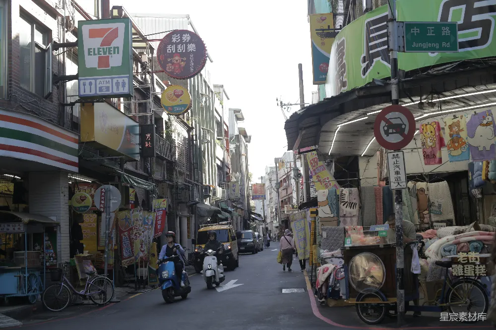高清摄影  一条街道上挤满了各种商店。