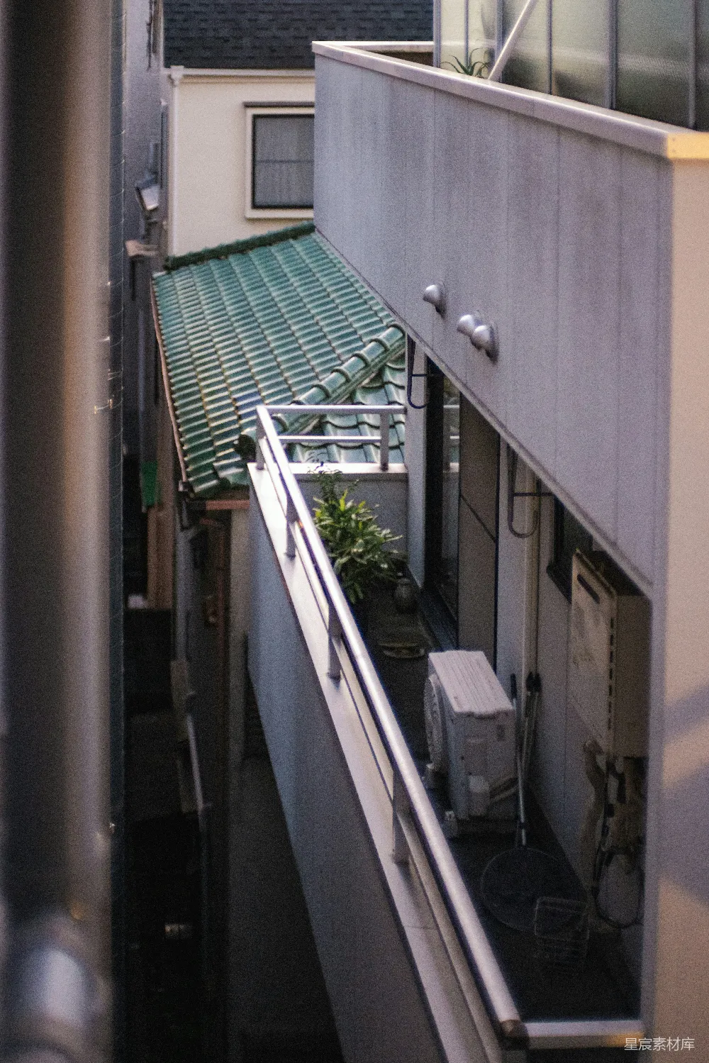 高清摄影  一座带有绿色屋顶的建筑物的景色