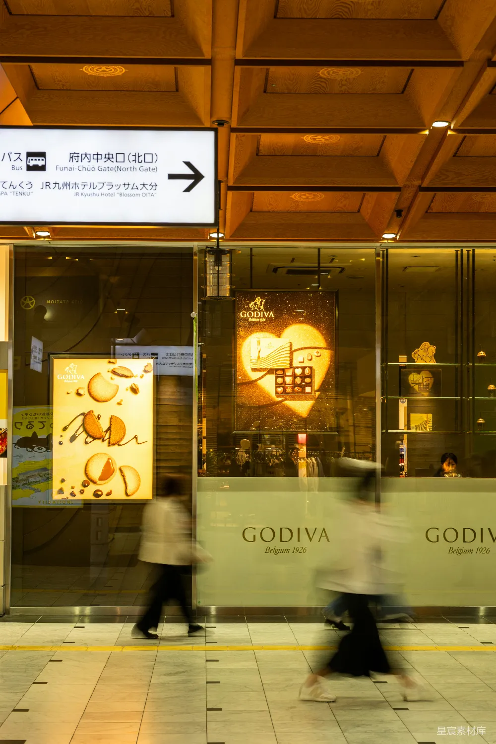 高清摄影  人们走过一家歌帝梵巧克力店。