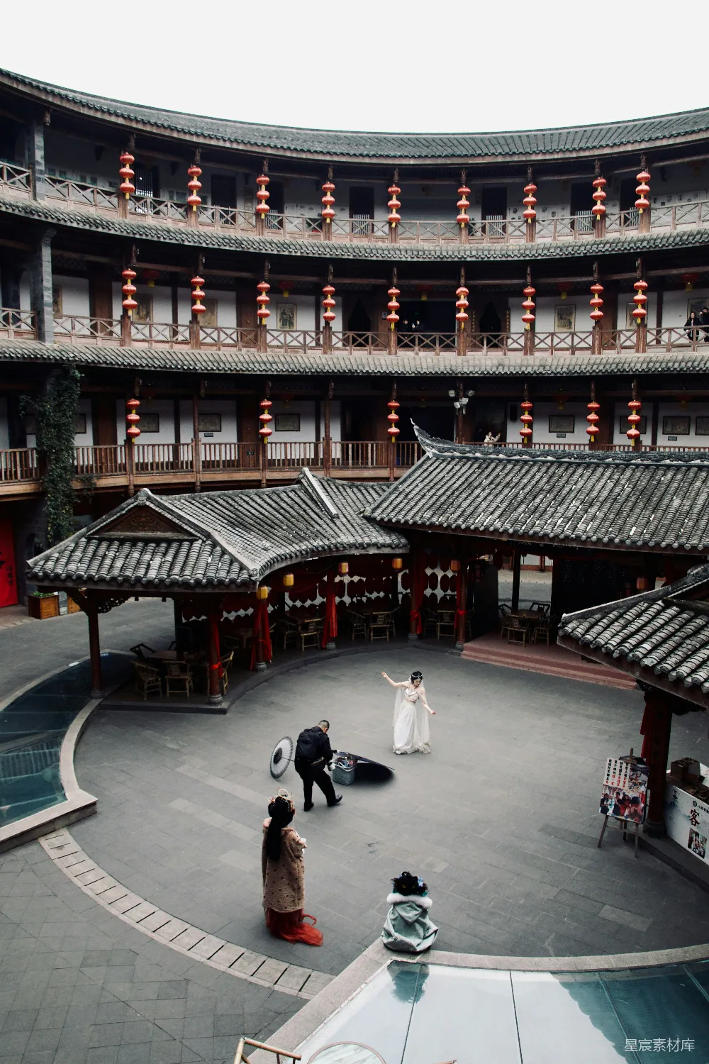 高清摄影 旅行 一群人在一栋建筑周围站着。