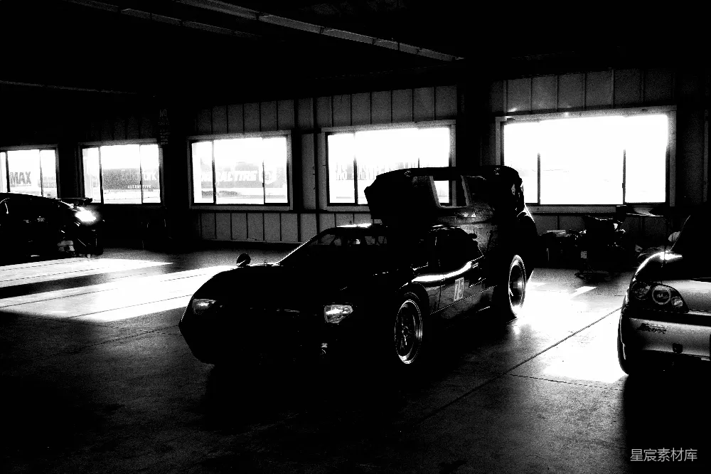 高清摄影  汽车停在明亮的车库内。