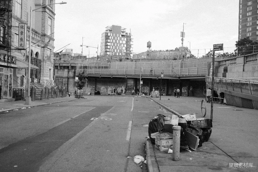 高清摄影  一条城市街道，有建筑物和施工结构。