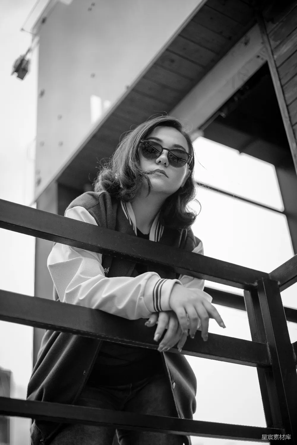 高清摄影  戴墨镜的女人靠在栏杆上