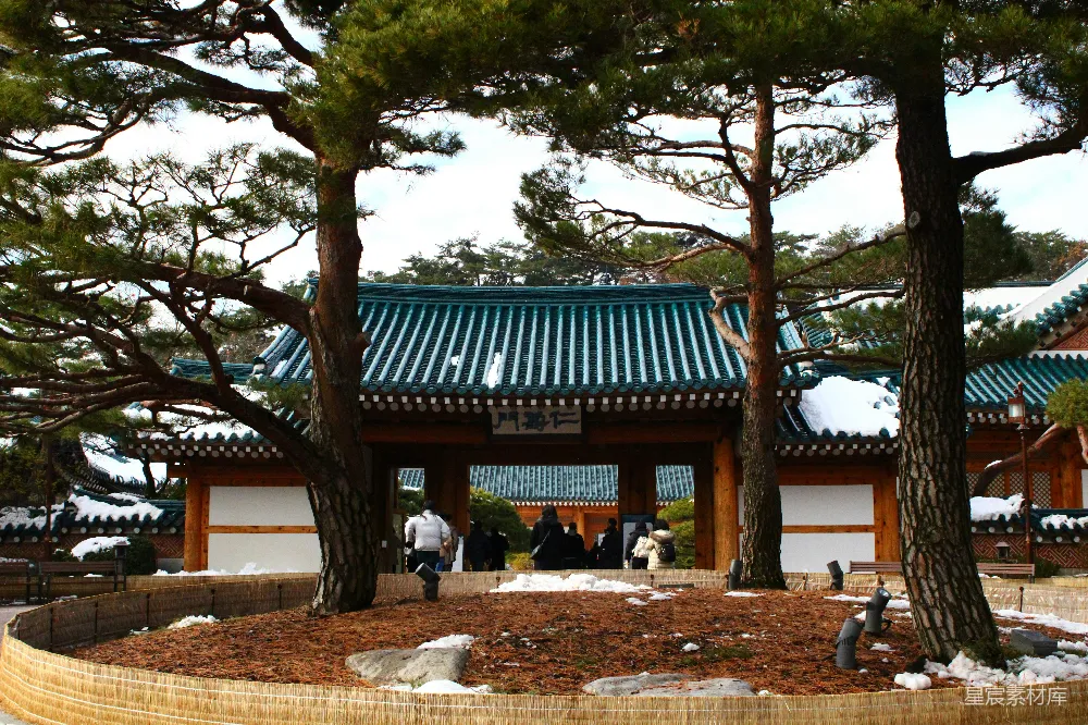 高清摄影  几个人站在一栋建筑物前面。