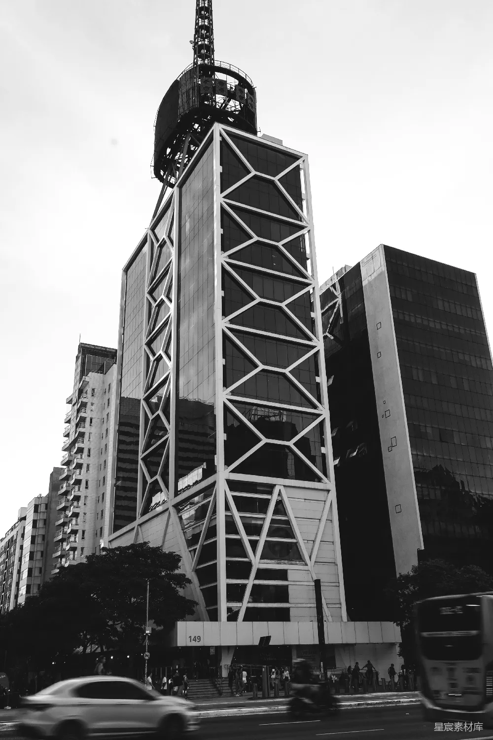 高清摄影  一张黑白照片，展示了一座高大的建筑。
