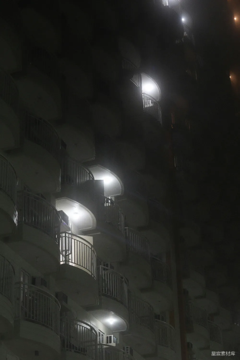 高清摄影  一幢夜间阳台灯光亮起的建筑