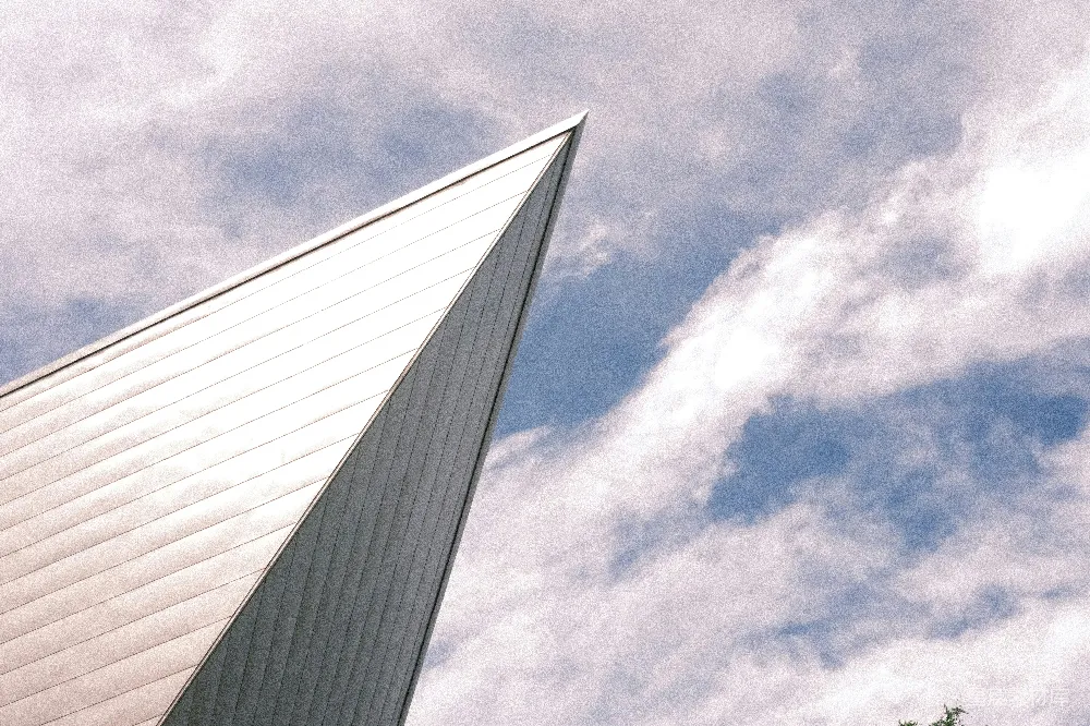 高清摄影  一座建筑物的屋顶在阴云密布的天空下。