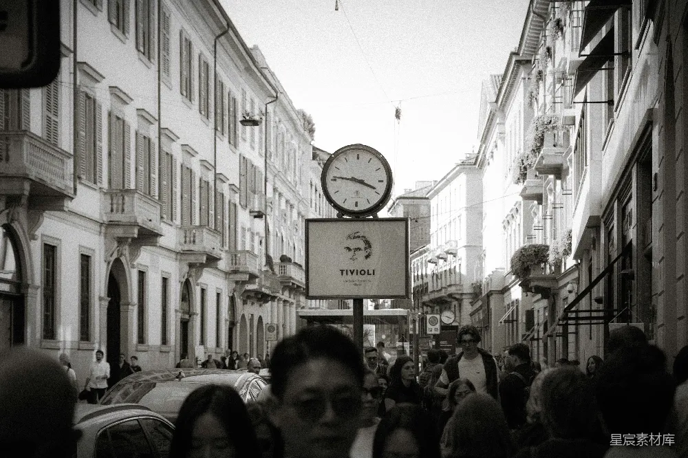 高清摄影  繁忙的街道场景，有一座大钟。