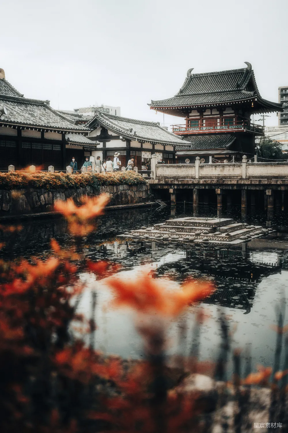 高清摄影 旅行 日本寺庙倒映在水中。