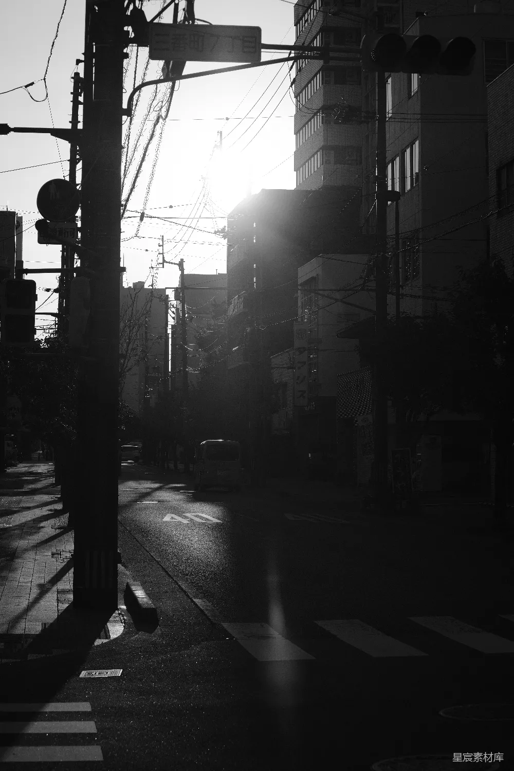 高清摄影  阳光洒在一条城市街道上。