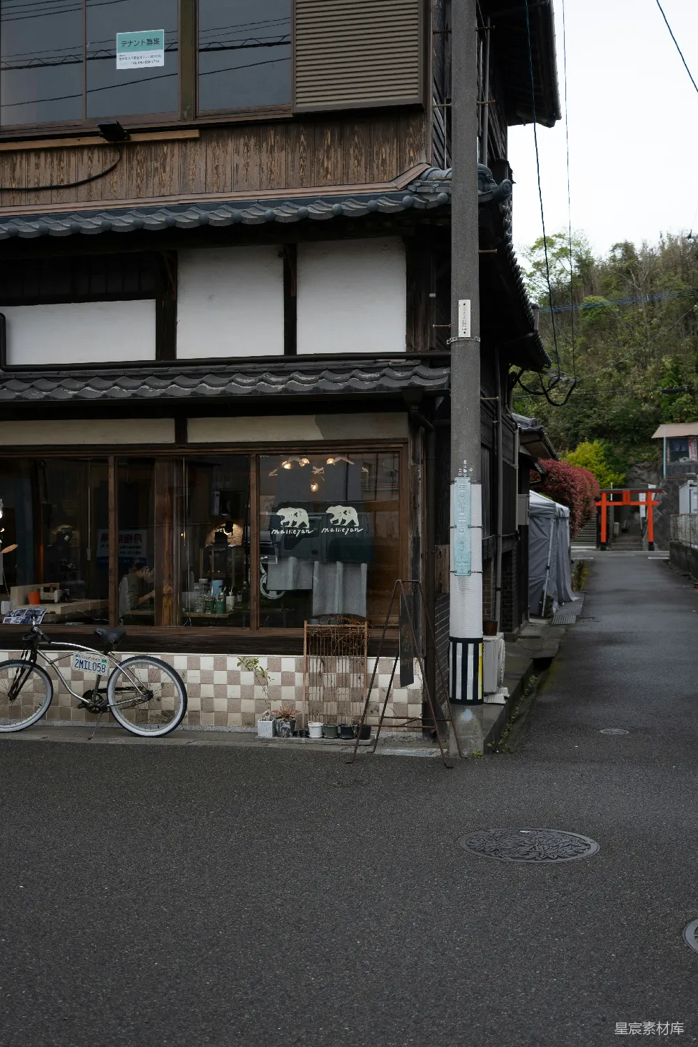 高清摄影  一家日本店铺的店面和街角。
