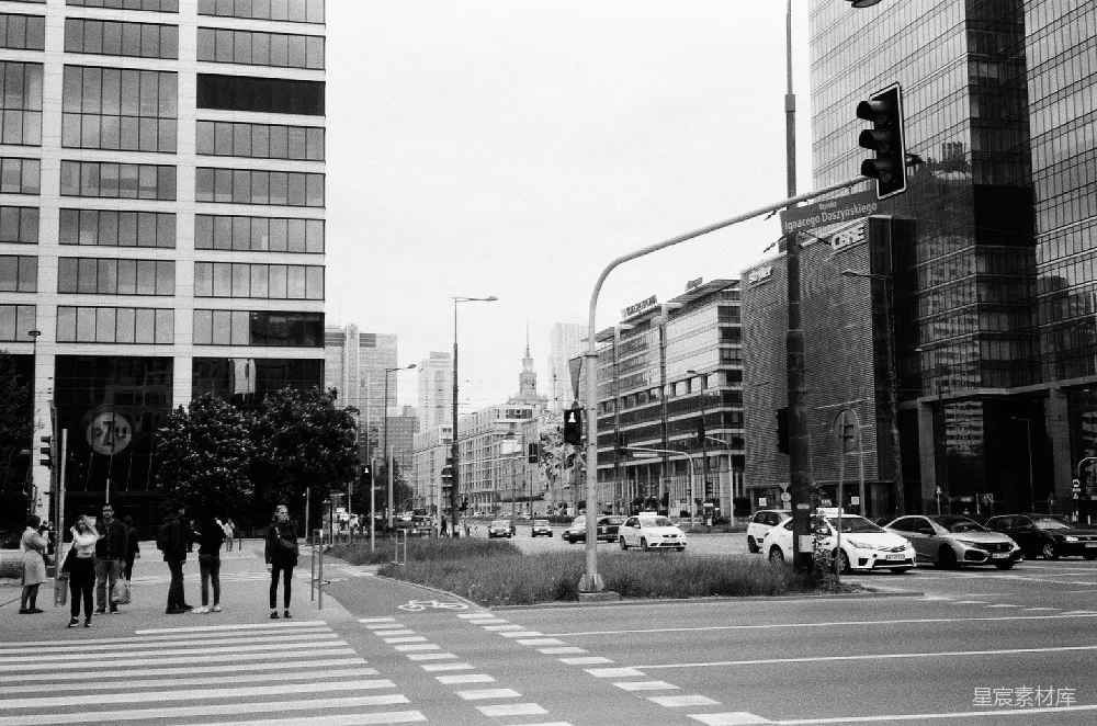 高清摄影  城市街道场景，包括建筑物和人行横道。