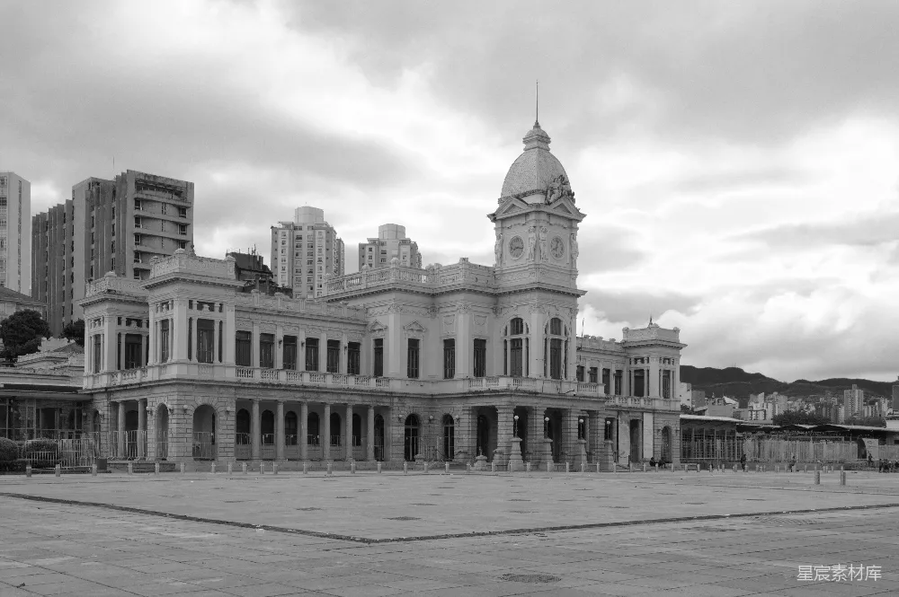 高清摄影  一张黑白照片，展示了一座大型建筑。