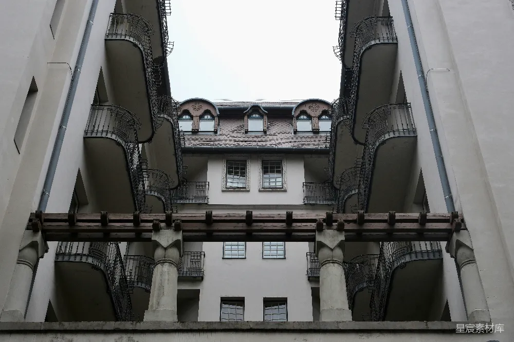高清摄影  精美的建筑结构框住了建筑物的景象。