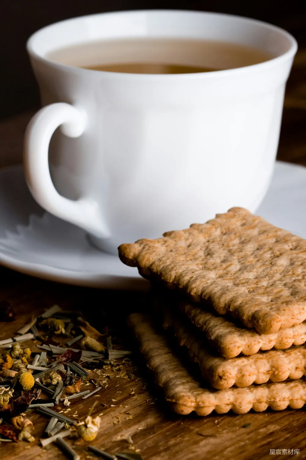 高清摄影  一张桌子上有一杯茶和一些饼干。