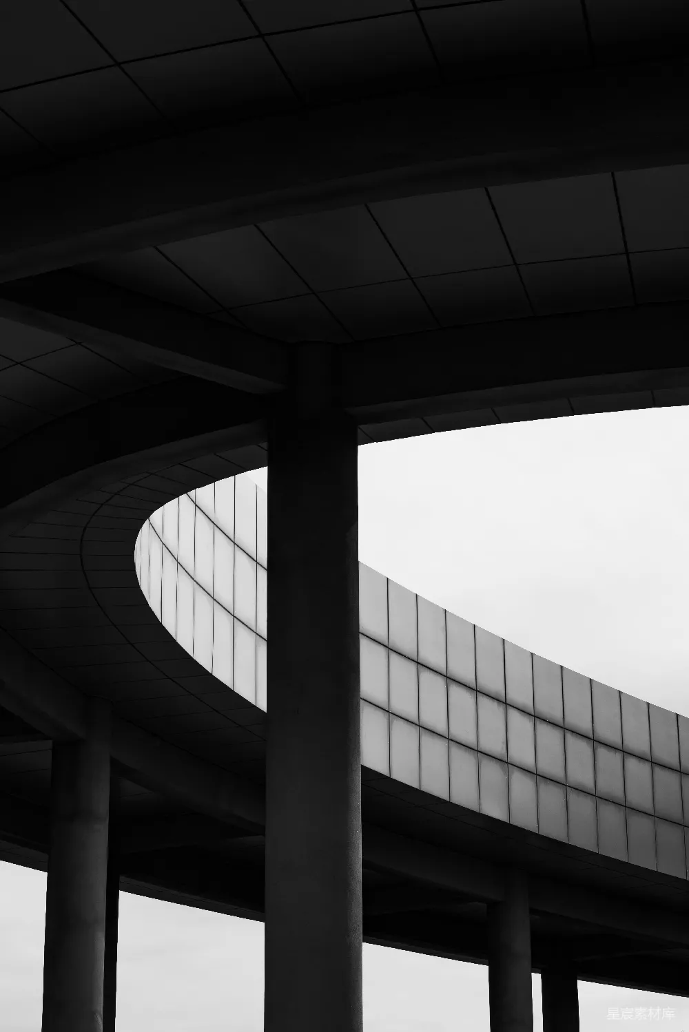 高清摄影  框架在柱子之间的建筑结构。