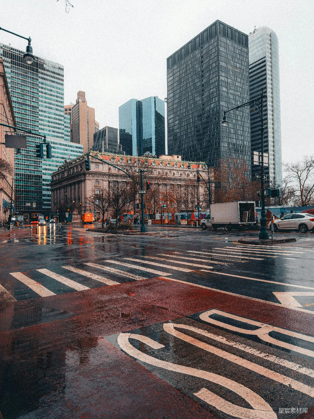 高清摄影  一条湿漉漉的街道，背景是建筑物。