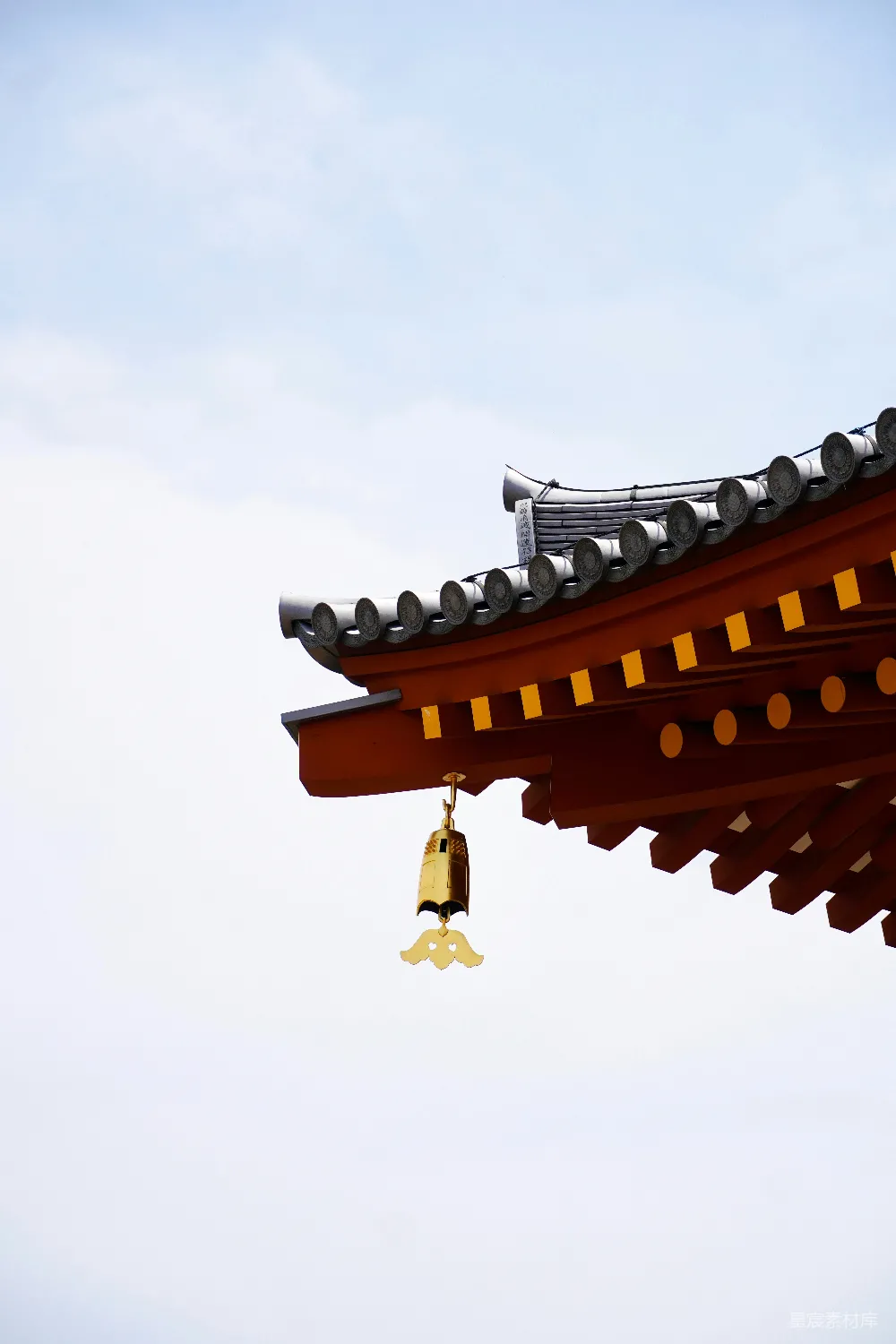 高清摄影  一座日本寺庙的屋顶挂着一个铃铛。
