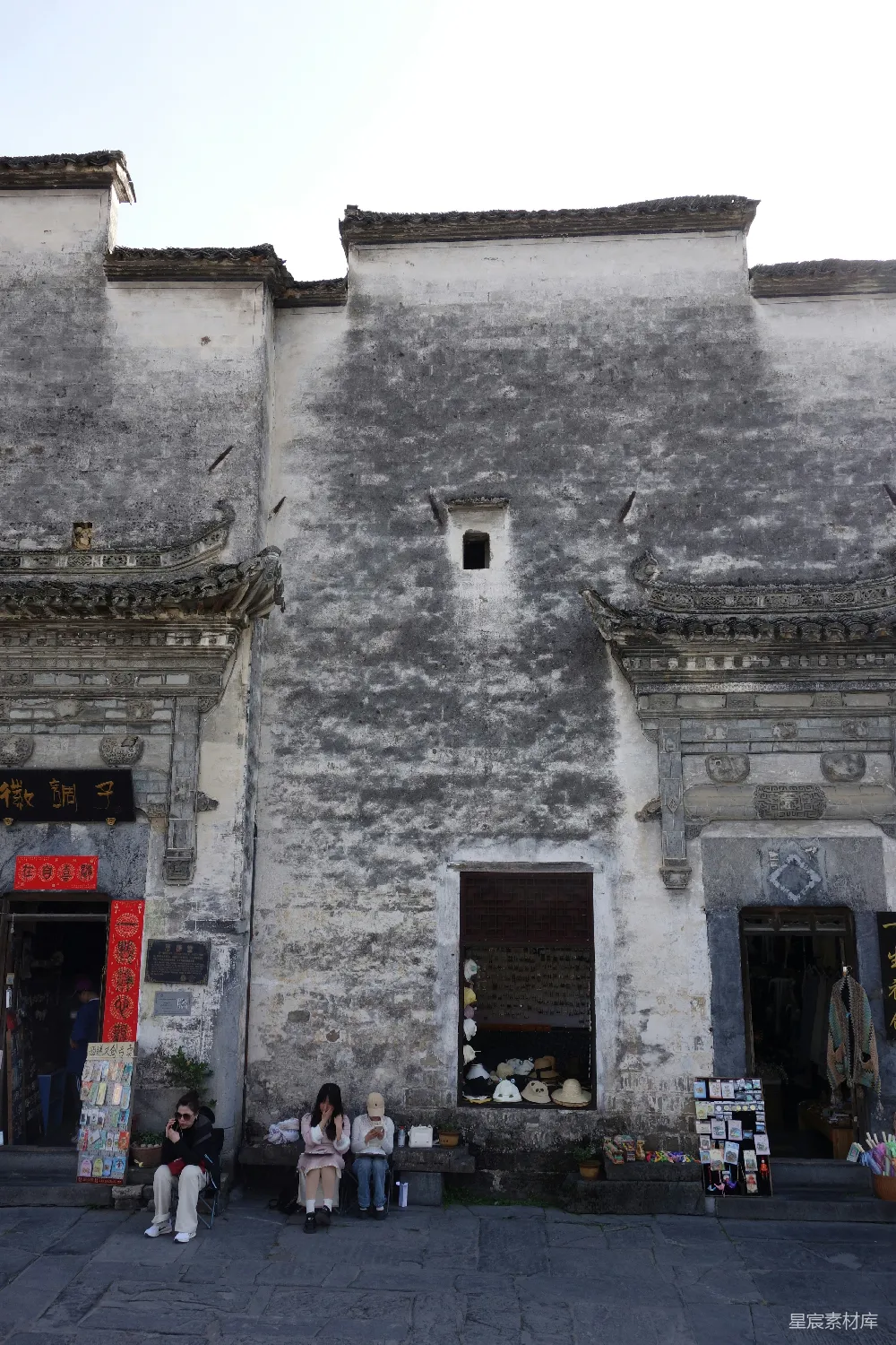 高清摄影  历史悠久的建筑外立面，有人坐在外面。