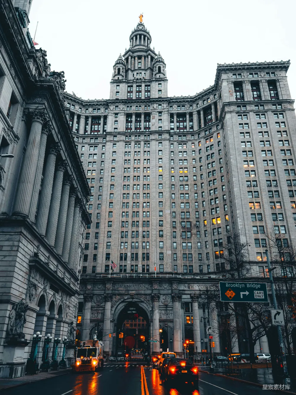 高清摄影  一座非常高大的建筑物，中间有一个钟楼。