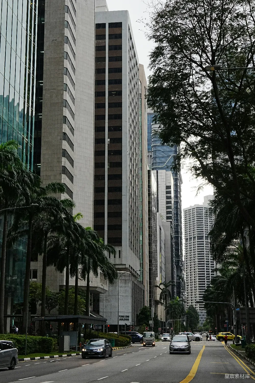高清摄影  现代高楼大厦沿着城市街道排列，车辆穿梭其间。