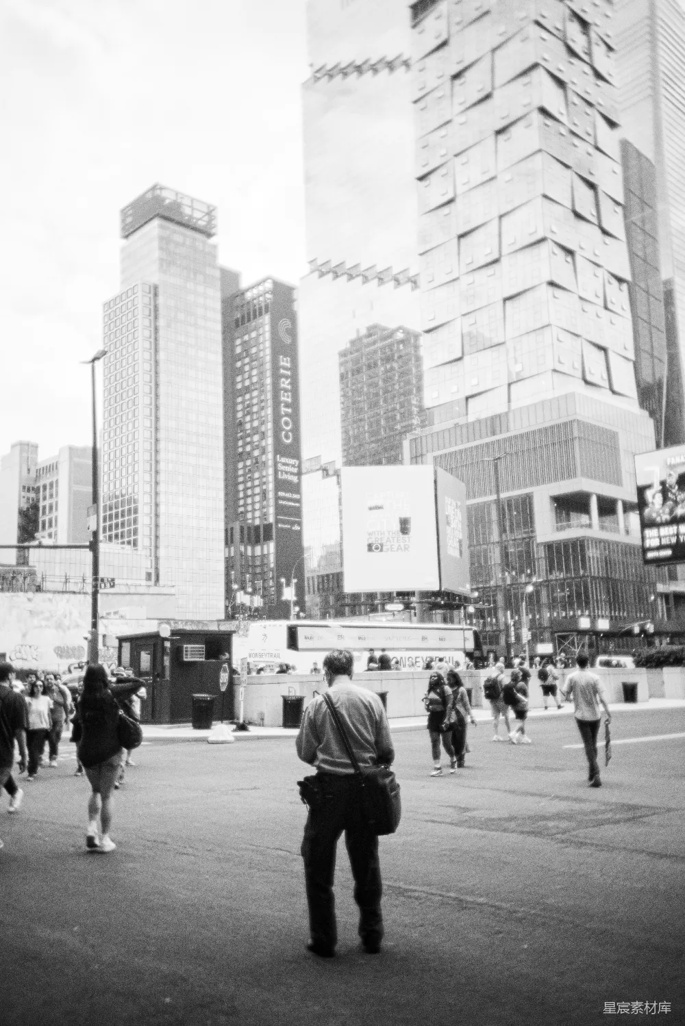 高清摄影  人们走在城市街道上，周围是高楼大厦。