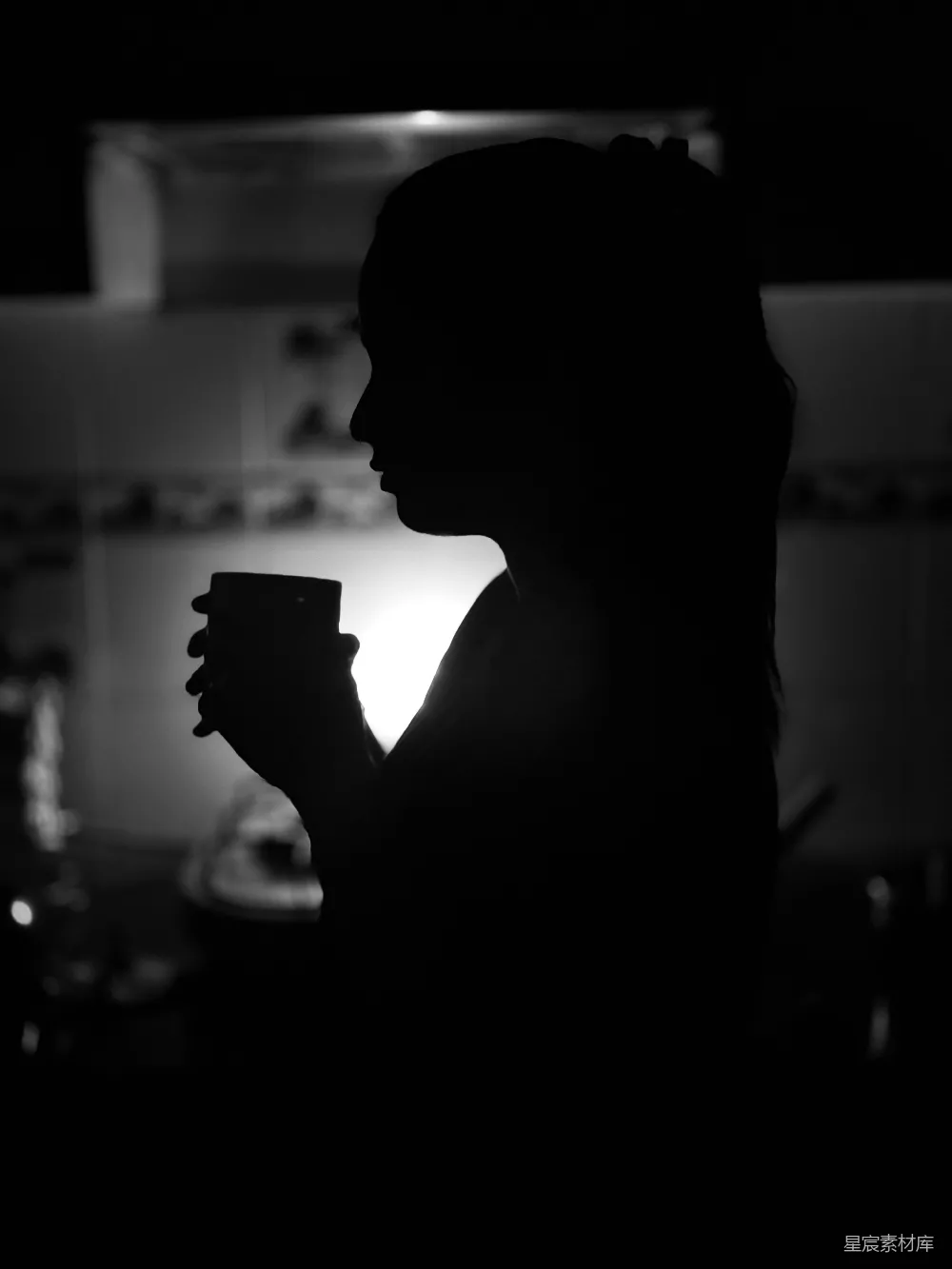 高清摄影  一个女人剪影，手里拿着一杯咖啡。