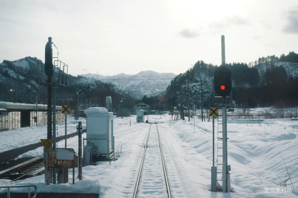 高清摄影  一条铁轨穿过雪地的田野中间