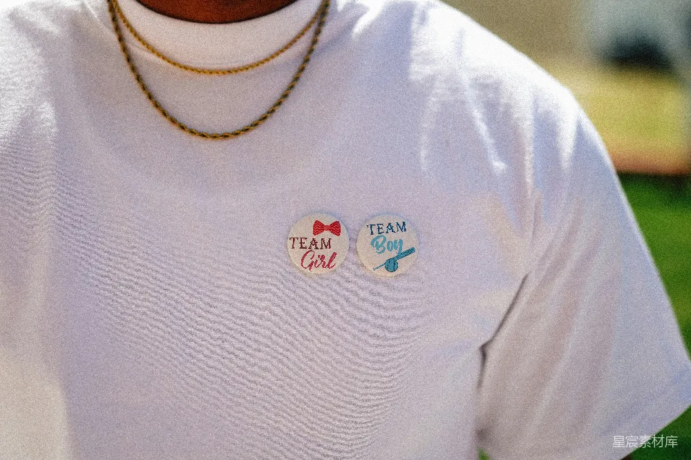 高清摄影  这件衬衫上有“team girl”和“team boy”的按钮。