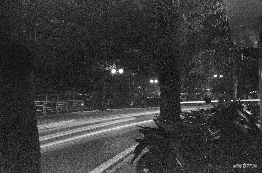 高清摄影  一张夜晚街道的黑白照片