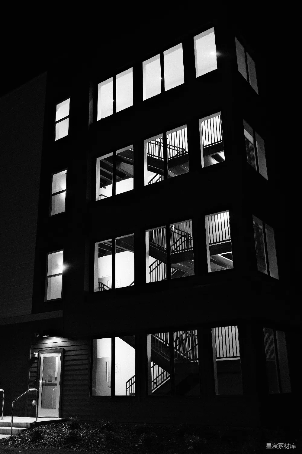 高清摄影  夜晚，灯光照亮了黑暗中的建筑。