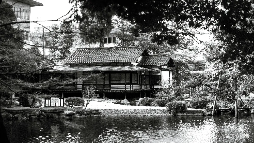 高清摄影 壁纸 旅行 日本式房屋旁有一片宁静的池塘。