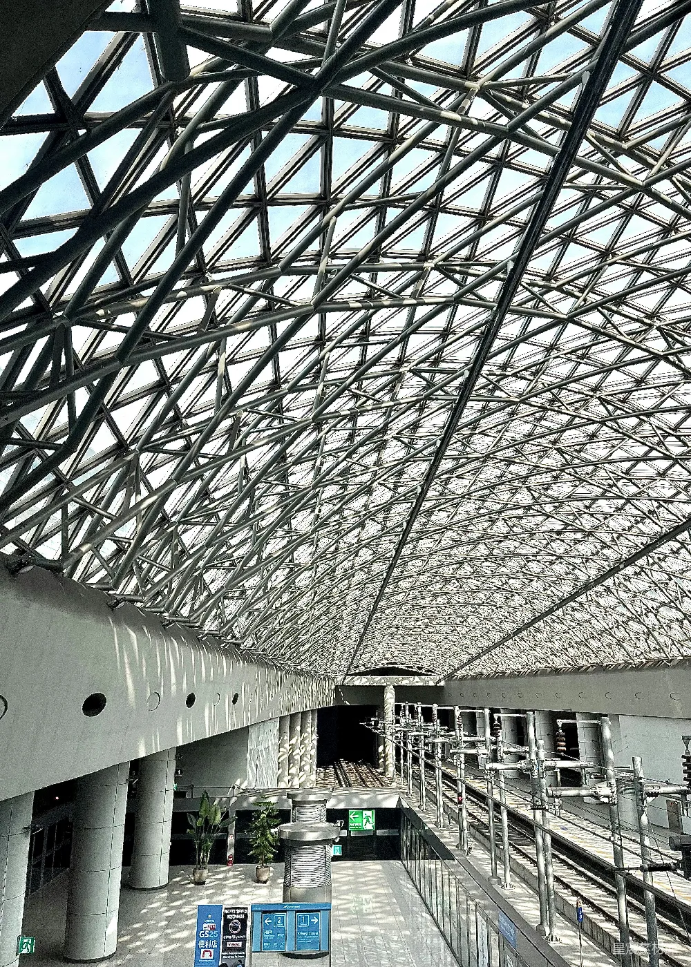 高清摄影  一座建筑物内部，屋顶是玻璃的。