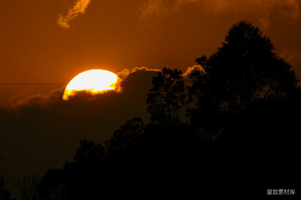 高清摄影  夕阳在云层后面落下。