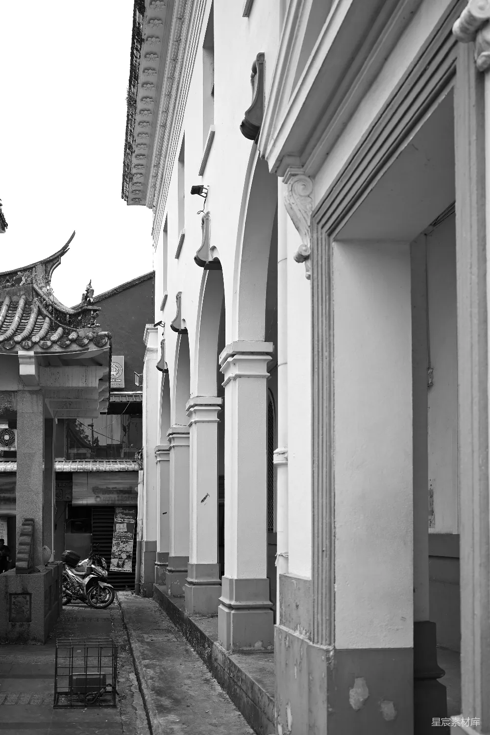 高清摄影  拱门和建筑在城市背景中。