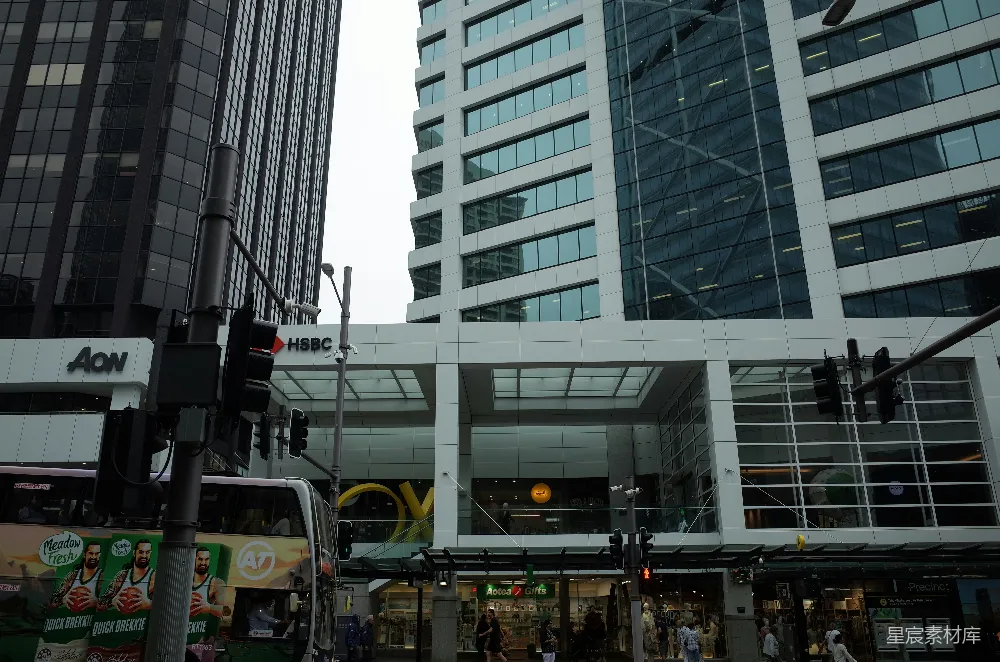 高清摄影  繁忙的城市街道，背景中有高耸的建筑物。