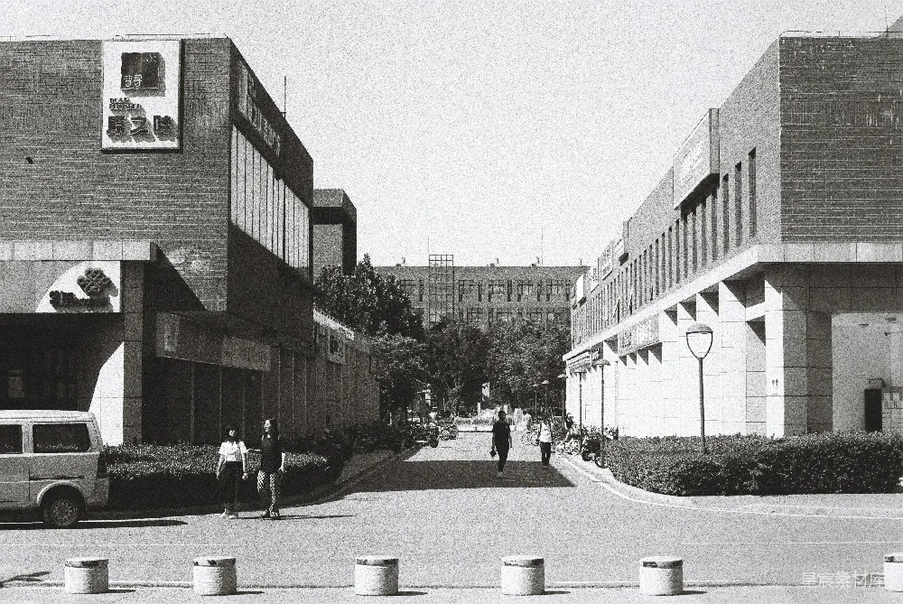 高清摄影  城市中的一条街道，两旁是建筑物和行人。