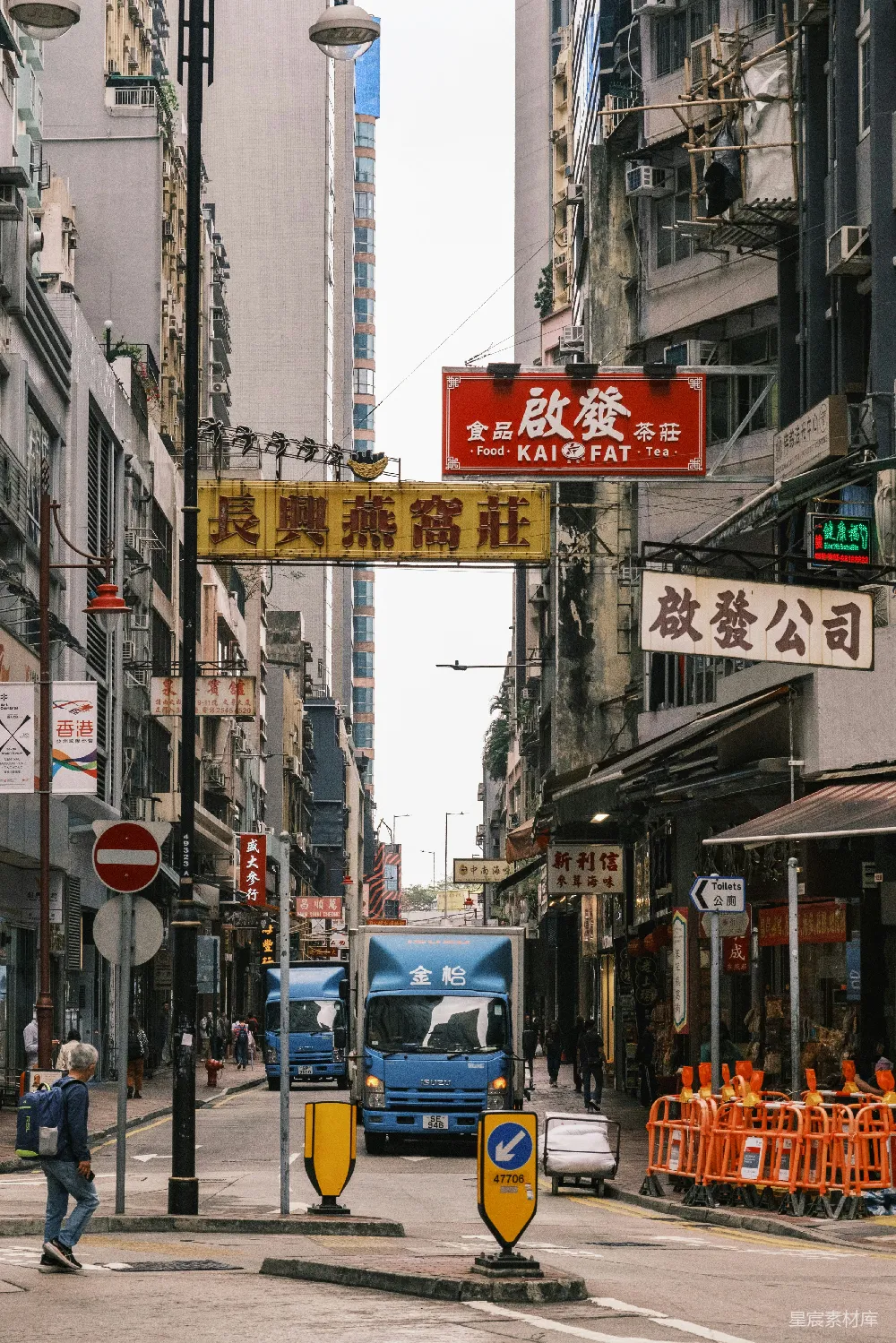 高清摄影  一条狭窄的香港街道，霓虹灯闪烁。