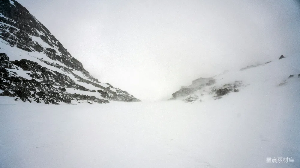 高清摄影  雪景中，山峦笼罩在薄雾之中。