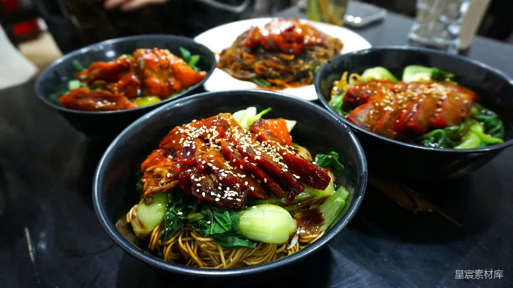 高清摄影  一张桌子上放着三碗食物。
