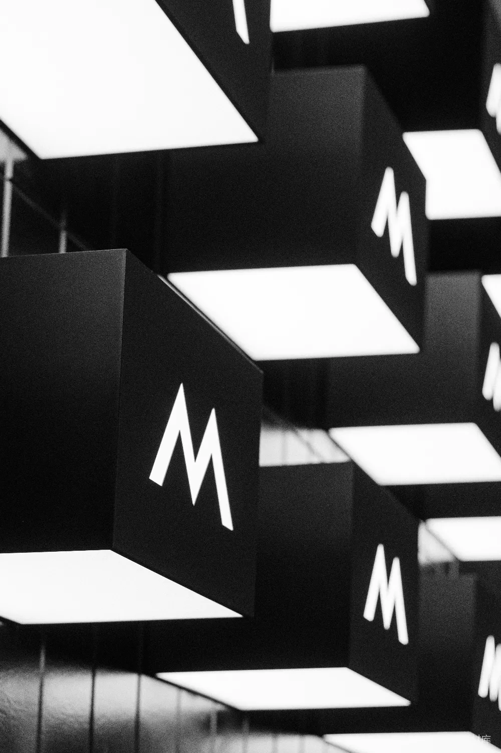 高清摄影  带有白色“m”符号的地铁站标识。