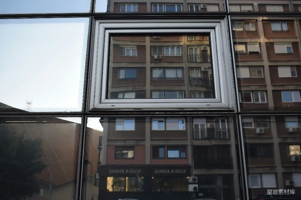 高清摄影  建筑物在窗户上的倒影