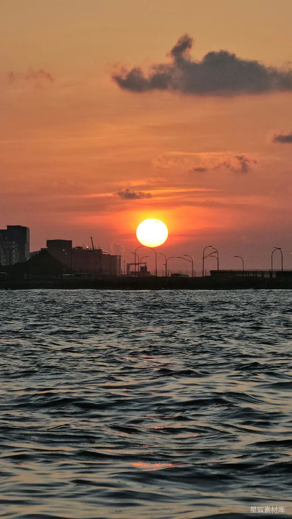 高清摄影  夕阳照耀在水面上。