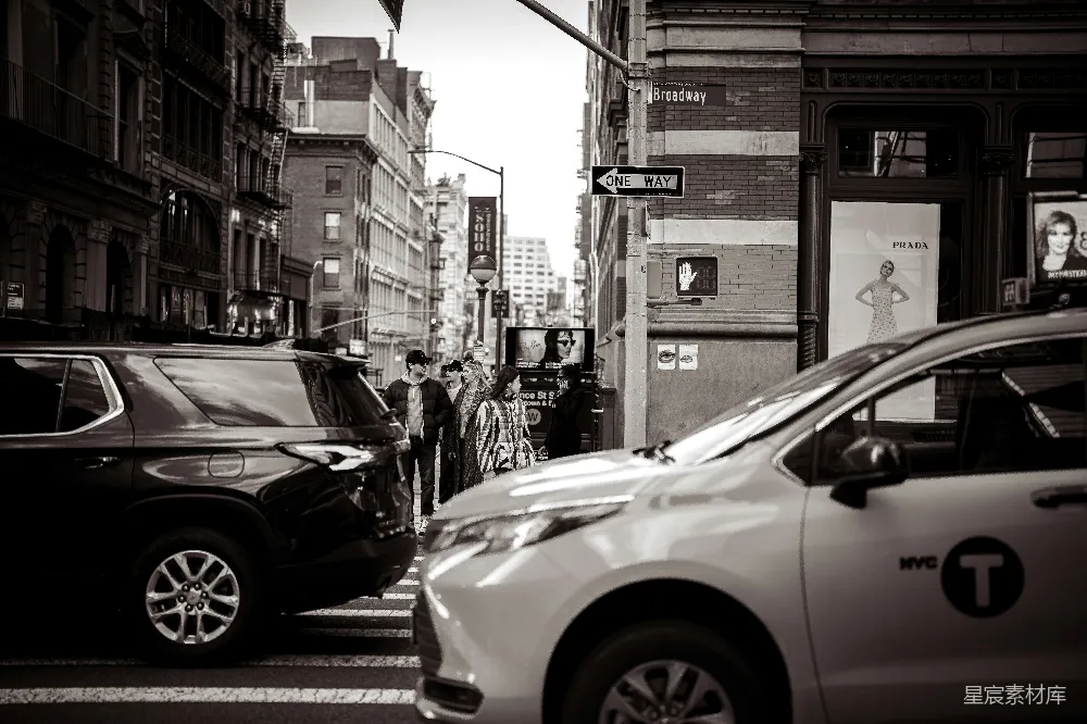高清摄影  城市街道场景，有汽车和建筑物。