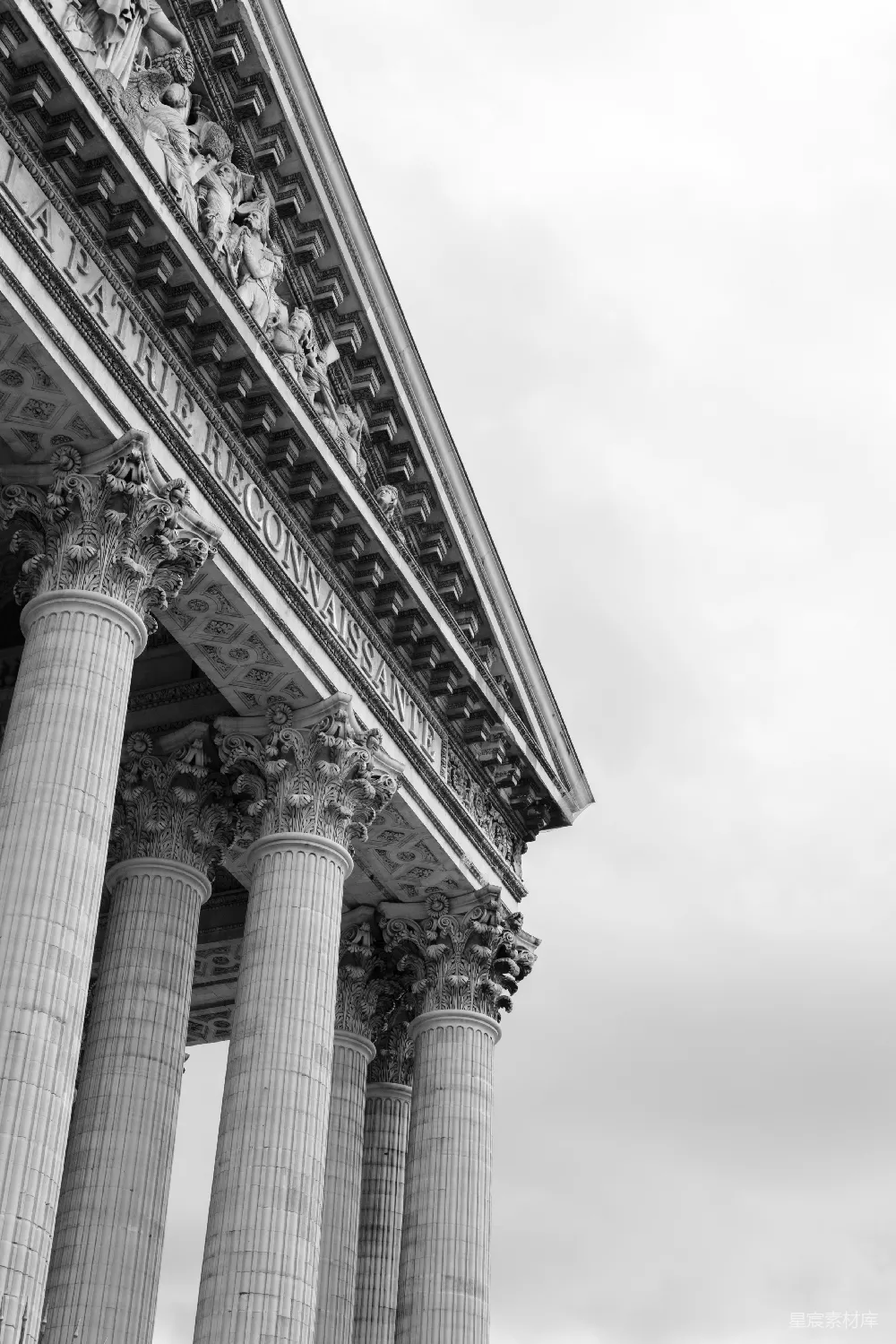 高清摄影  经典柱子和建筑细节在阴云密布的天空下。