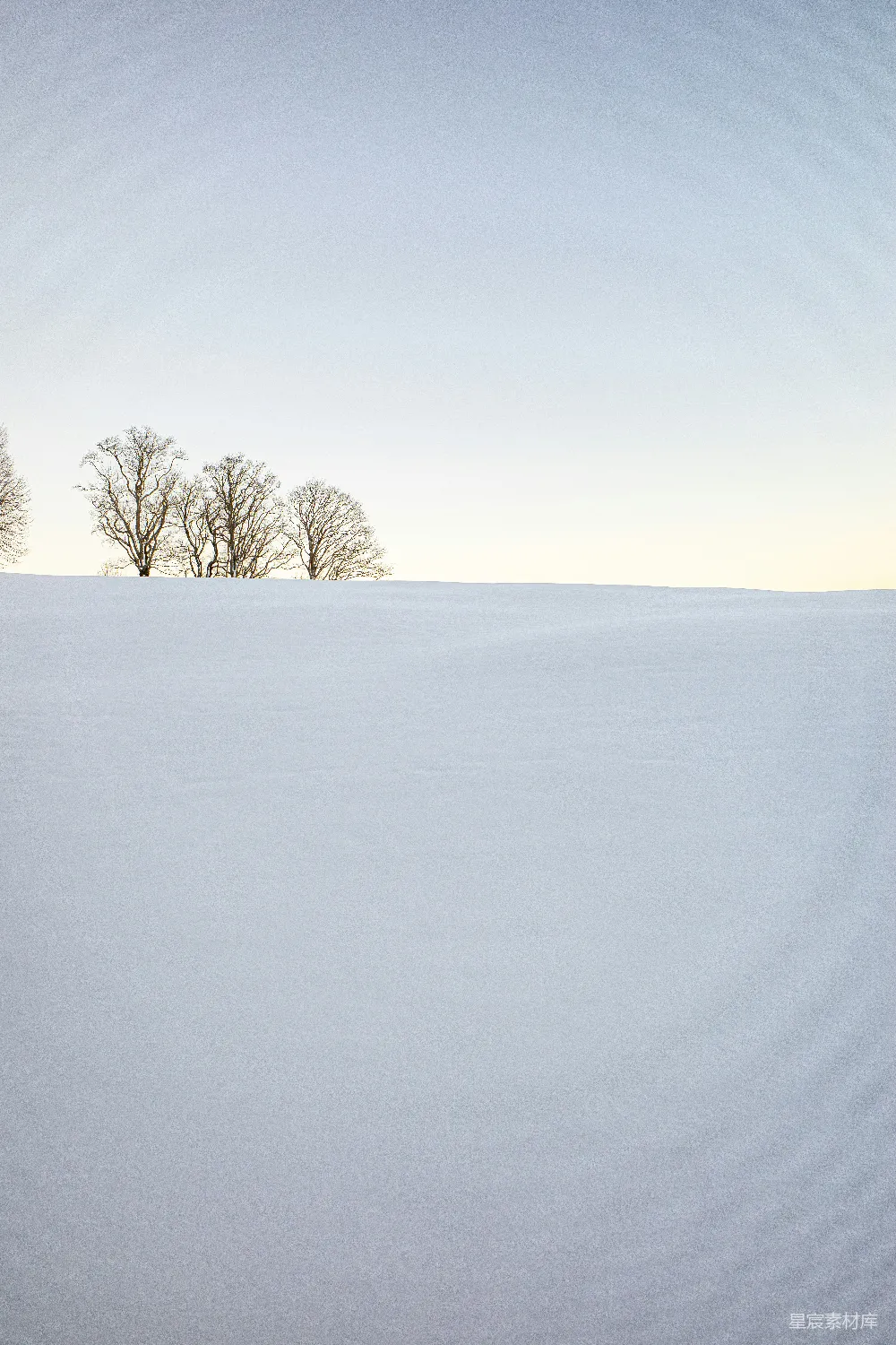 高清摄影  一个人在雪地上滑雪
